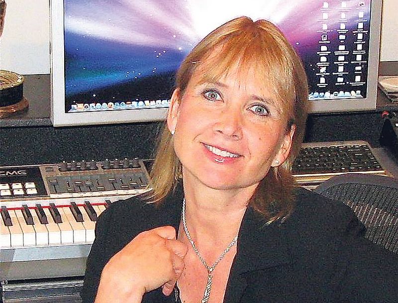 Lolita Ritmane: “Nu gan jāķeras pie maizes darba – filmu mūzikas! Ja varētu sevi klonēt, domāju, ka viena Lolita būtu ļoti laimīga ar lielu sirdsdegsmi darboties pilnu laiku latviešu mūzikas pasaulē, kamēr otra turpinātu iet uz priekšu savā filmu mūzikas komponistes karjerā.”