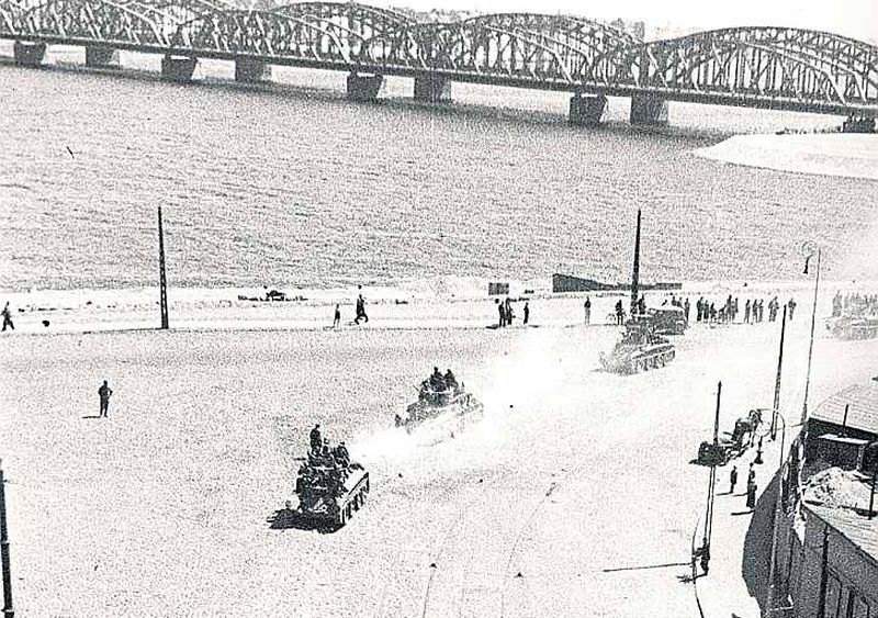 Padomju armijas tanki Daugavmalā 1940. gada 17. jūnijā. Plānojot iebrukumu Baltijas valstīs, Maskavā ņēma vērā, ka militārā sadarbība starp Baltijas valstu armijām reāli nepastāv.