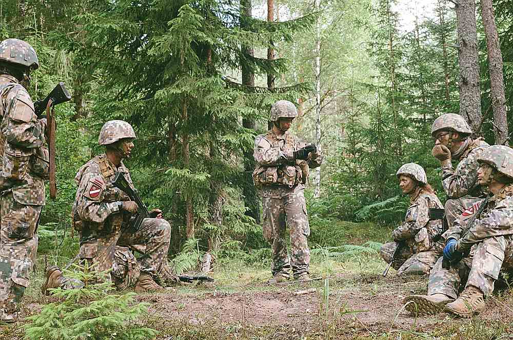 Nodaļas apspriede pirms kārtējā vingrinājuma.