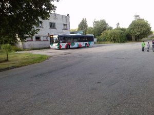 Šeit Dubeņos 904. autobuss apgriežas, lai brauktu atpakaļ uz Liepāju. Ivans visdrīzāk devies pa ceļu taisni uz priekšu. Foto - Arnita Leimante