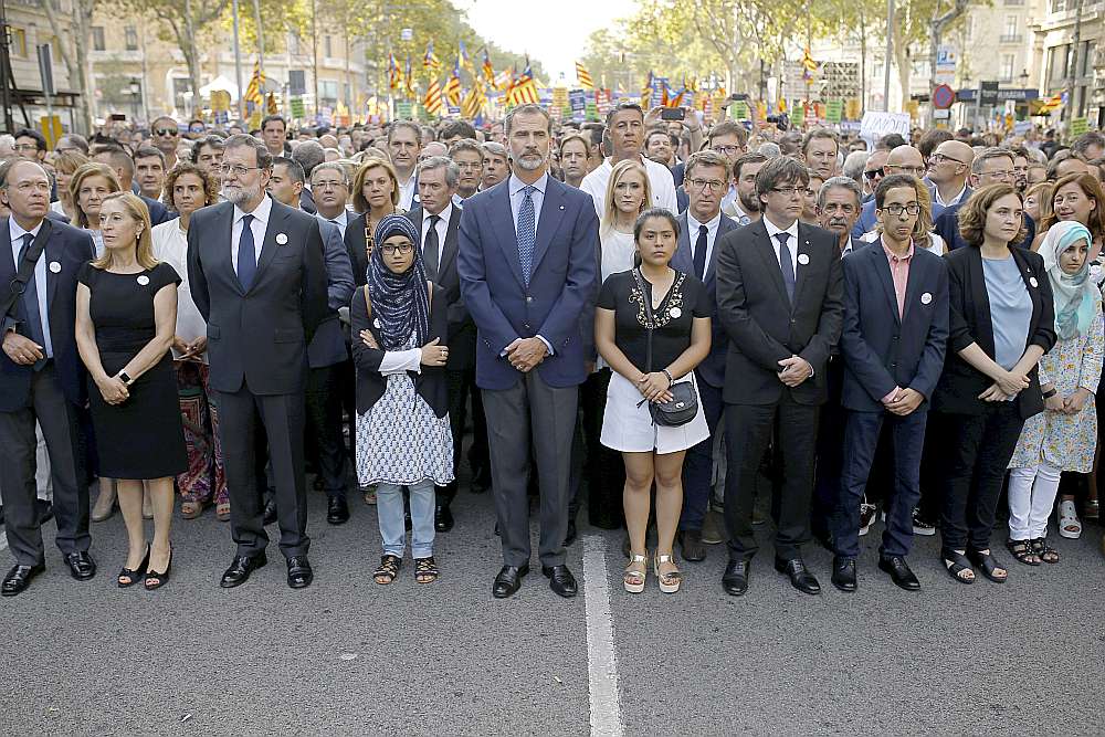 Gājiena dalībnieku vidū bija arī Spānijas karalis Felipe VI un premjerministrs Mariano Rahojs.