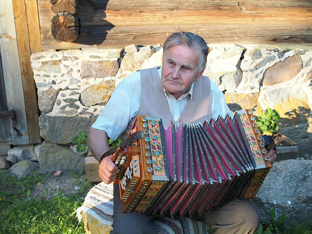 Ieviņa ermoņikas spēlē vecmeistars Valdis Andersons. Foto no pirmā Ieviņa ermoņiku spēlmaņu saieta.