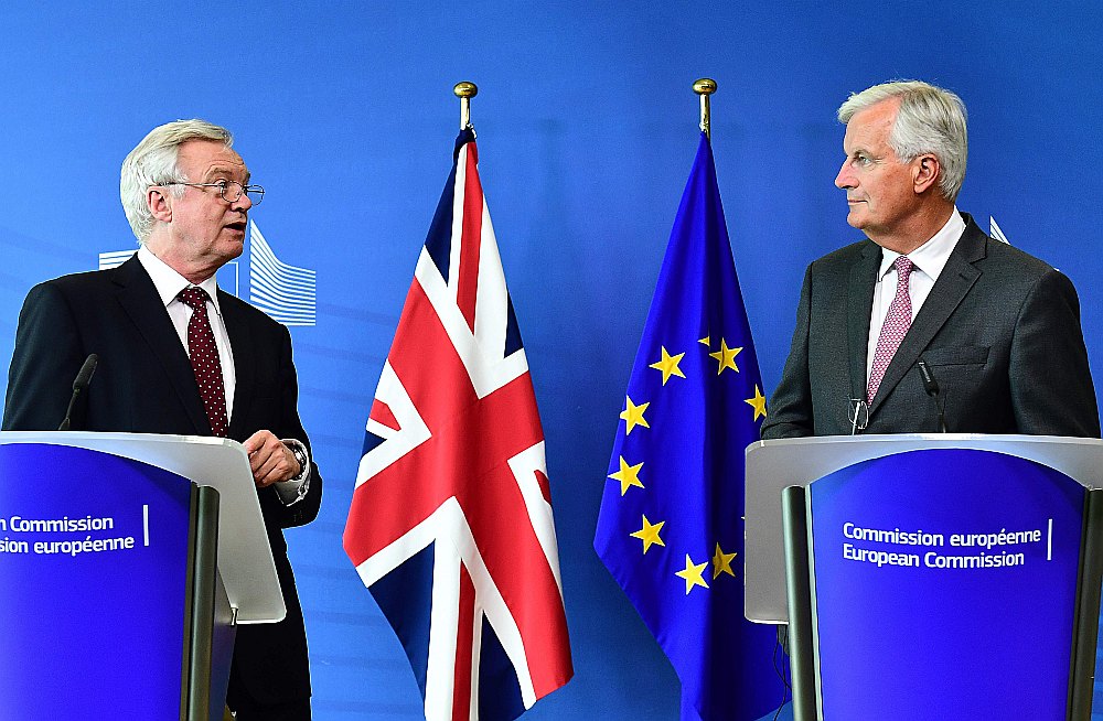 Britānijas delegācijas vadītājs Deivids Deiviss (no kreisās) paziņojis, ka viņa komanda ir gatava virzīt uz priekšu tehniskās diskusijas par visiem jautājumiem, bet ES galvenais sarunvedējs Mišels Barnjē, kurš sarunās pārstāv 27 ES dalībvalstis, paudis vēlmi detalizēti uzzināt, ko Apvienotā Karaliste grib panākt breksita sarunās no politiskā viedokļa.