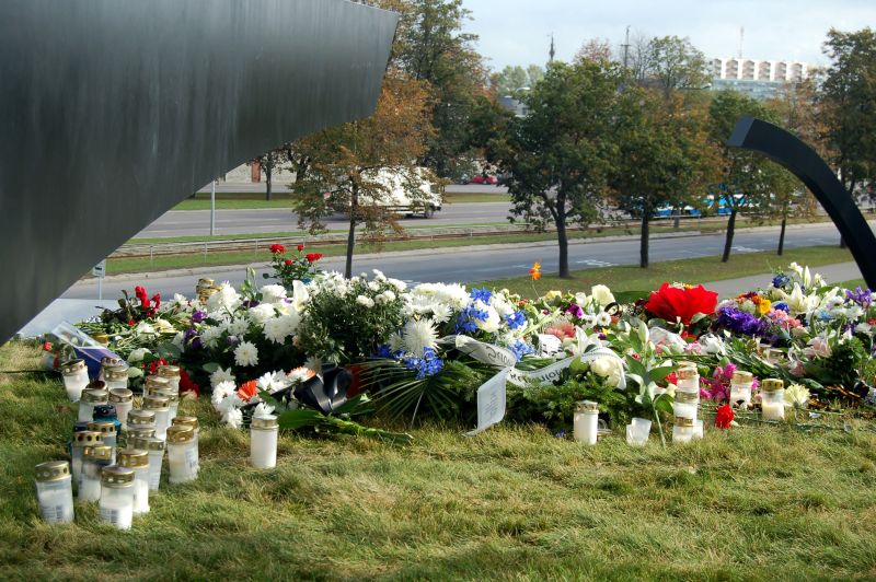 Ziedi pie monumenta bojāgājušajiem prāmja “Estonia” katastrofā.