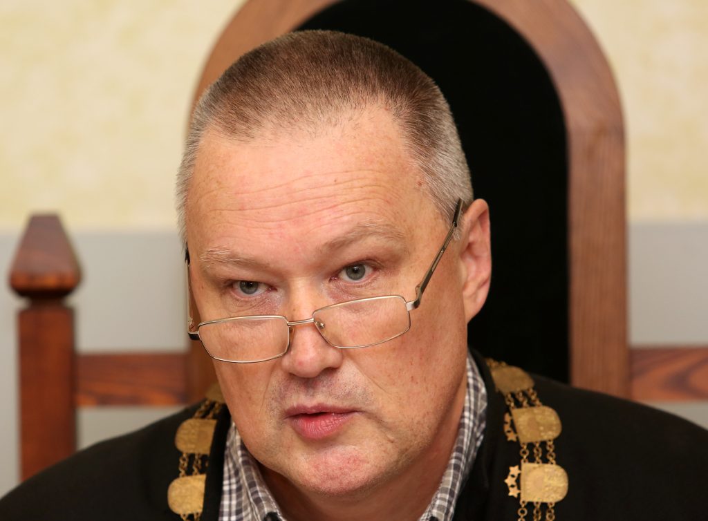 Limbažu tiesas tiesnesis Kārlis Jansons tiesas sēdes laikā, kur sāks izskatīt Igaunijas miljonāra uzņēmēja Oļega Osinovska un bijušā “Latvijas dzelzceļa” vadītāja Uģa Magoņa kukuļošanas krimināllietu.