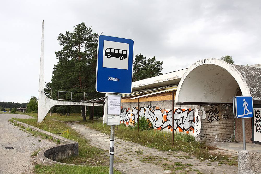 Pašlaik šī savulaik populārā kājāmgājēju un braucēju pieturvieta Vidzemes lielceļu krustojumā stāv pamesta, šo to no kādreiz lepnās celtnes jau paguvis sagrauzt laika zobs.