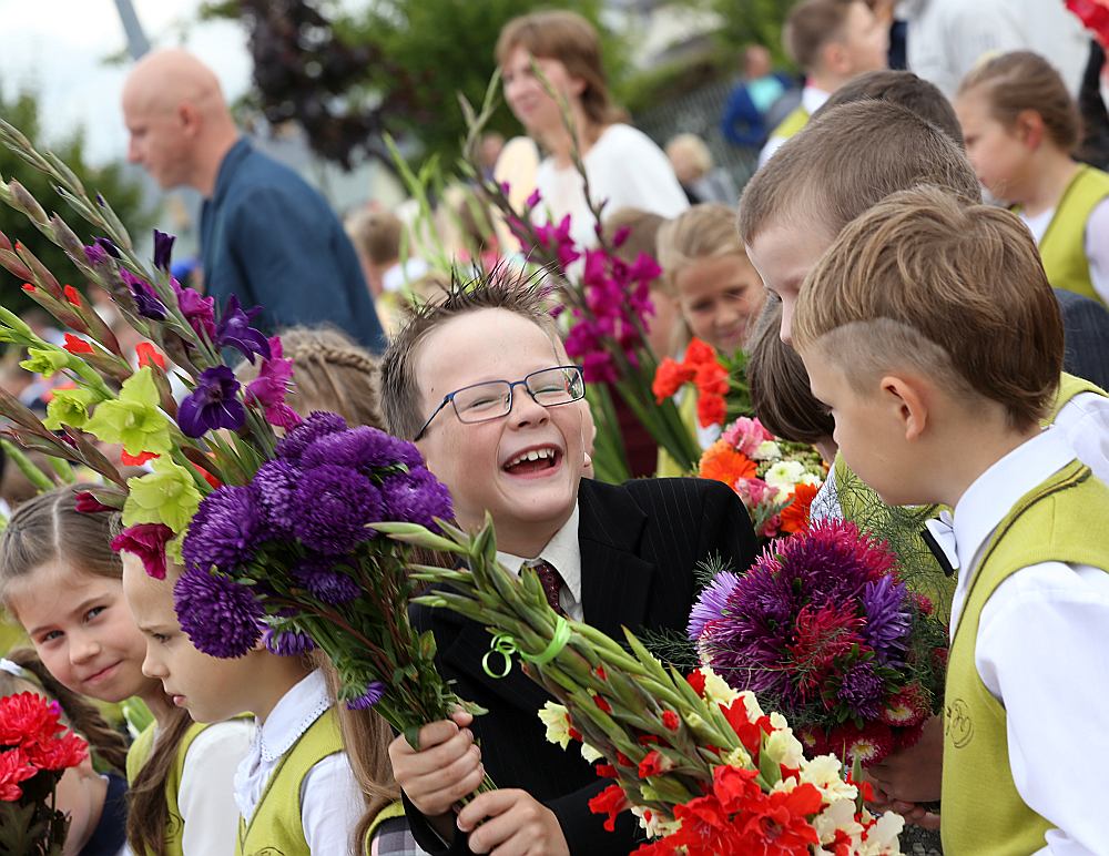 Attēlā: Salaspils 1. vidusskolas skolēni 2017. gada Zinību dienas svinīgajā pasākumā.