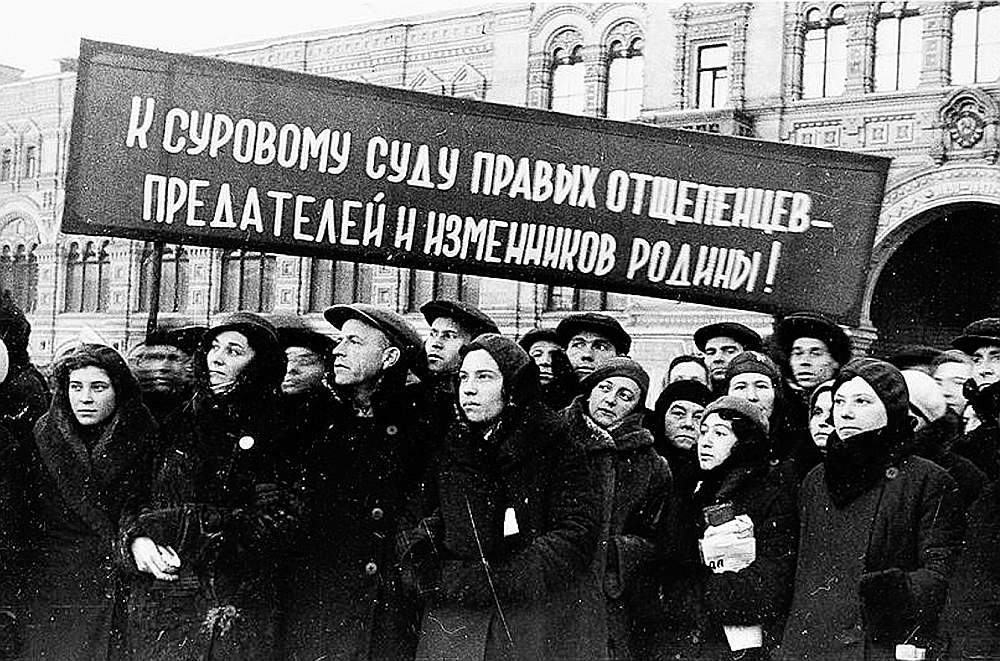 “Tautas ienaidnieku” nosodīšanas mītiņš Maskavā 1937. gadā. Foto no žurnāla “Ogoņok”. Uzraksts uz lozunga: “Bargu tiesu labējiem šķeltniekiem – dzimtenes nodevējiem!”