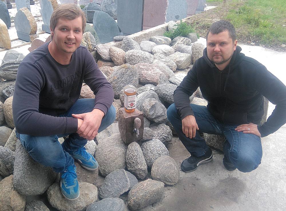 Akmeņkaļi Rihards Pinkovskis (no kreisās) un Armands Kreicburgs ar savu meistarstiķi – bārakmeni.