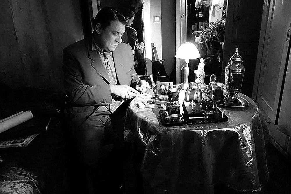 Ilonas Brūveres dokumentālajā spēlfilmā “Ievainotais jātnieks” tēlnieka Kārļa Zāles lomā iejūtas Valmieras Drāmas teātra aktieris Imants Strads.