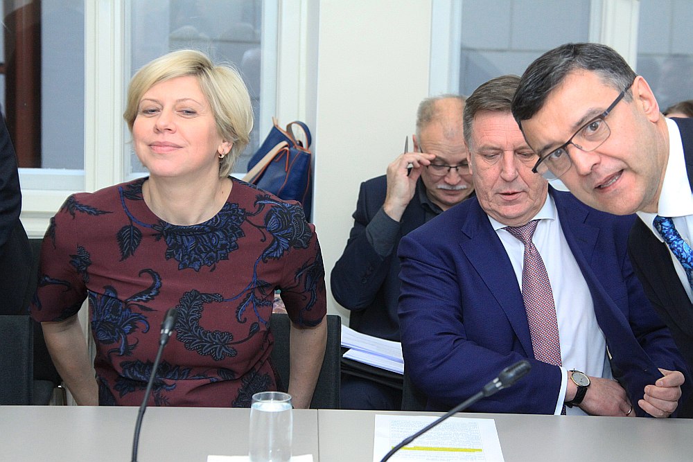 Veselības ministre Anda Čakša privātās medicīnas jautājumā savu aktivitāti neizrādīja līdz brīdim, kad tas, pateicoties labklājības ministra Jāņa Reira (no labās) iniciatīvai, nonāca Saeimas Sociālo un darba lietu komisijas uzmanības lokā. Šajā politiski kutelīgajā lietā iesaistījies arī valdības vadītājs Māris Kučinskis.