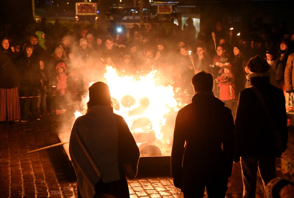 Latviešu Strēlnieku laukumā notiek pasākums par godu Lāčplēša dienai.
