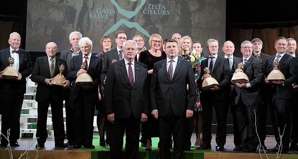 “Zelta čiekura” pasniegšanas ceremonija noslēdzās ar mežsaimnieku himnas dziedāšanu, kas emocionāli izteica vairāk nekā runas un uzrunas.