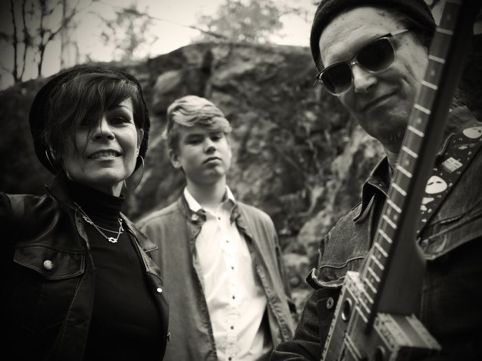 Mūziķu trio “Honey B. Family” no Somijas.