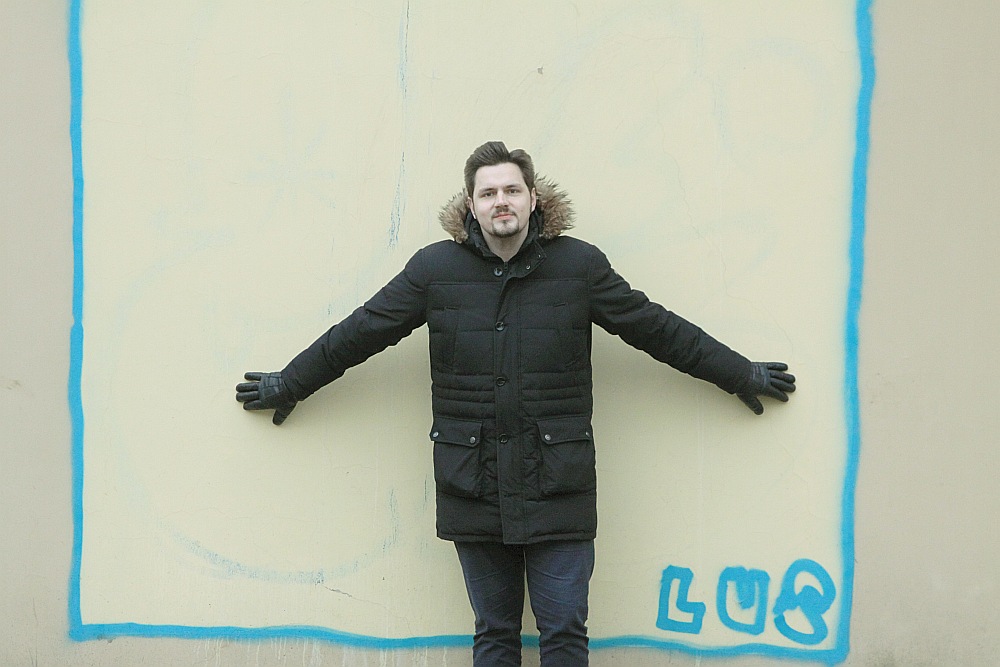 “Varbūt šā skaņdarba rašanās pamatā ir naivas cerības un cēli ideāli, kurus gribētu saredzēt aiz nepielaužamās realitātes priekškara, bet varbūt tas vienkārši ir skrējiens cauri tukšajām Latvijas ielām garām “ātro kredītu”, “alko outletu” un laimētavu izkārtnēm,” teicis komponists Jēkabs Jančevskis.