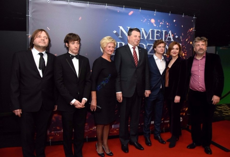 Režisors Aigars Grauba, aktieris Džeims Blūrs, Valsts pirmā lēdija Iveta Vējone, Valsts prezidents Raimonds Vējonis, aktieris Edvīns Endre, aktrise Aiste Dirziute un producents Andrejs Ēķis.