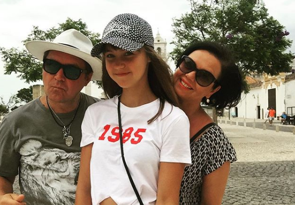 Odrija Aleksandra (14) ar tēti Guntaru un mammu Sintiju.