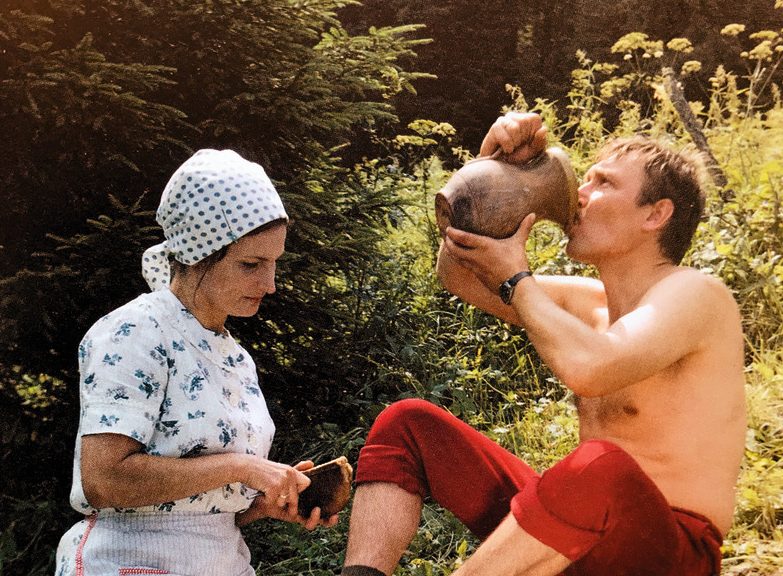 “Te mēs gluži kā Kārļa Miesnieka gleznā,” komentē māksliniece. Olga Dreģe — Dagnija Tūtere, Uldis Dumpis – Ēriks filmā ”Limuzīns Jāņu nakts krāsā” (1981).