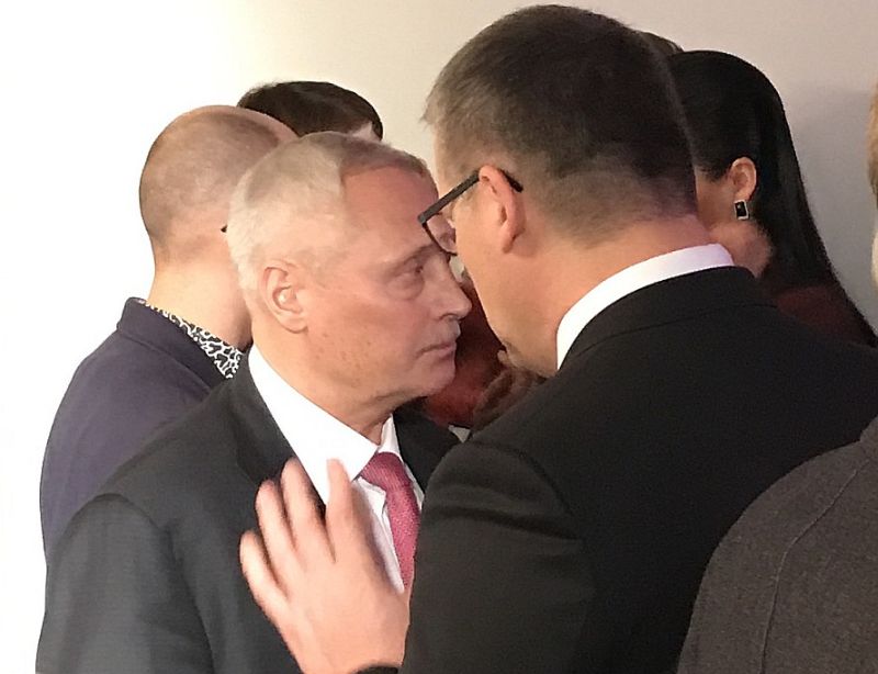 Gaidāms, ka jau šonedēļ Jura Savicka (no kreisās) ietekme uzņēmumā “Olainfarm” varētu būtiski nostiprināties. Līdzšinējās valdes vai tās daļas vietā varētu nākt kādreizējais veselības ministrs Guntis Belēvičs, kurš 2016. gadā par melošanu bija spiests atkāpties no amata.