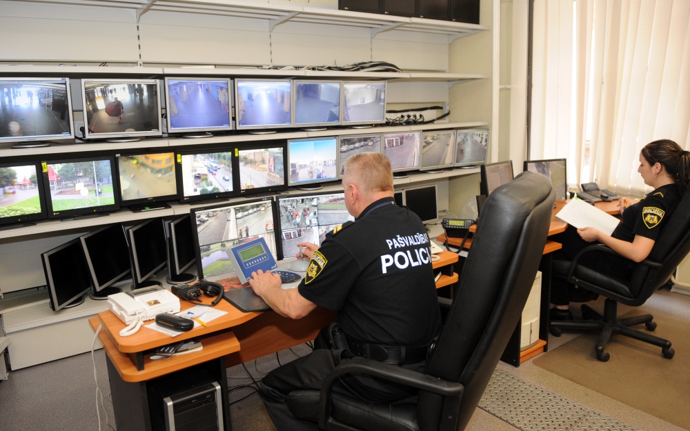 Arhīva foto. Rīgas pašvaldības policija videonovērošanas kamerās uzmana situāciju Rīgas ielās.