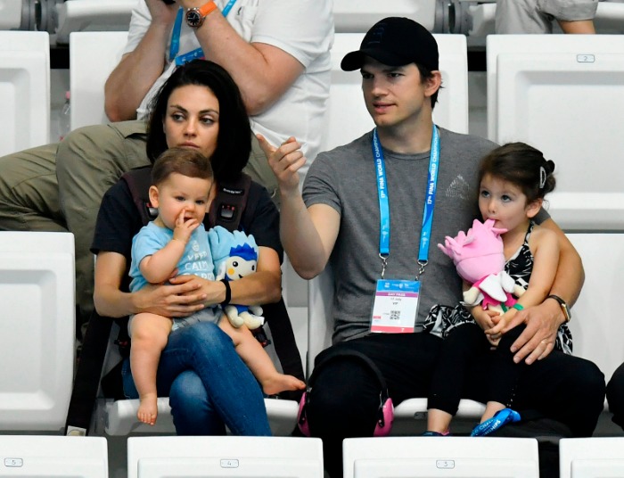 Mila Kunisa un Eštons Katčers kopā ar bērniem pagājušā gada jūlijā, Budapeštā.