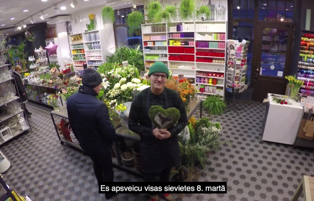 Aktieris Renārs Zeltiņš kļūst par Jurģi Pieneni un iejūtas puķu tirgotāja lomā, 08.03.2018.
