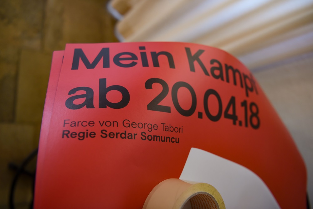 Vācijas prokuratūra sākusi izmeklēšanu pret teātri, kurš piedāvājis apmeklētājiem bez maksas noskatīties jauno izrādi “Mein Kampf”, ja viņi piespraudīs pie apģērba kāškrusta zīmi.