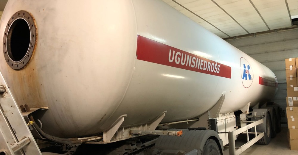 Auto cisternā paslēpta cigarešu kontrabanda.
