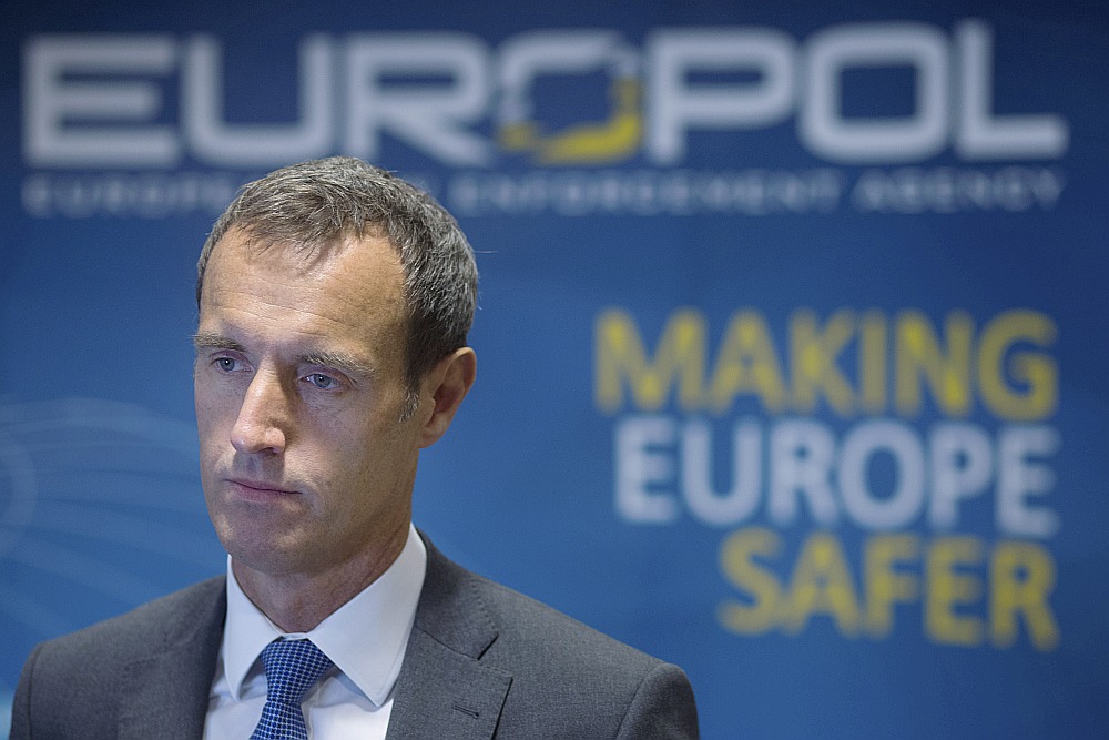 “Europol” direktors Robs Veinraits uzskata, ka Eiropa zaudē cīņu pret netīrās naudas atmazgāšanu, jo mēģina izmantot nacionālus risinājumus starptautiskas problēmas risināšanai.