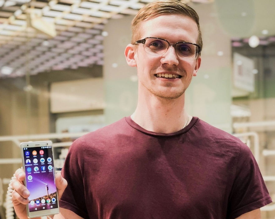 Fotogrāfs Kārlis Volkovskis no Liepājas rāda savu foto uz “Sony” viedtālruņu ekrāniem.