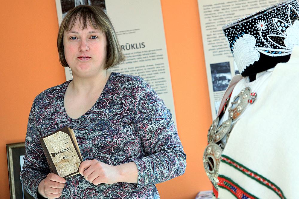 Krotes bibliotēkas vadītāja Lita Vēkause lepojas ar unikālu eksemplāru – dzejnieka Alfrēda Krūkļa ar roku rakstītu un ilustrētu grāmatu, veltījumu pirmajai sievai Mildai, kurā lasāmi līdz šim nepublicēti dzejoļi.