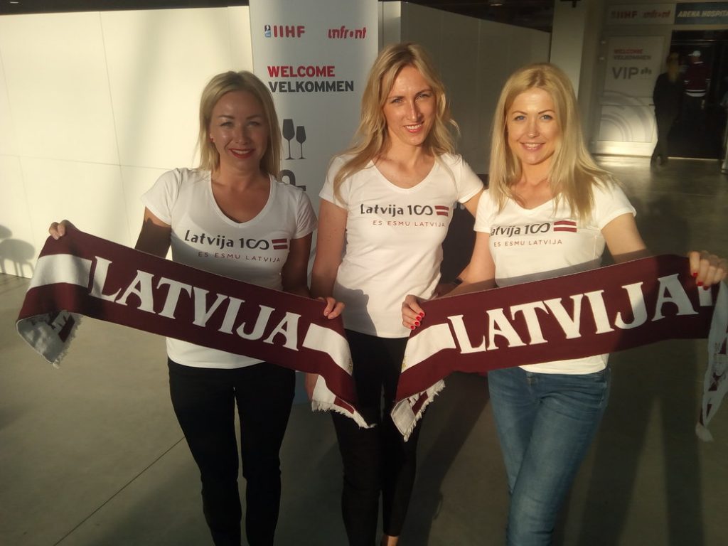 Daiga (pa kreisi), Zane un Jolanta pirms Latvijas un Kanādas spēles Herningā.