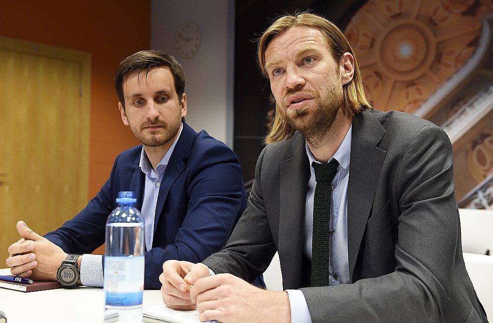 Kaspars Gorkšs (no labās) un Edgars Pukinsks uzskata, ka Latvijas izlases galvenā trenera izvēle bijusi pareiza.