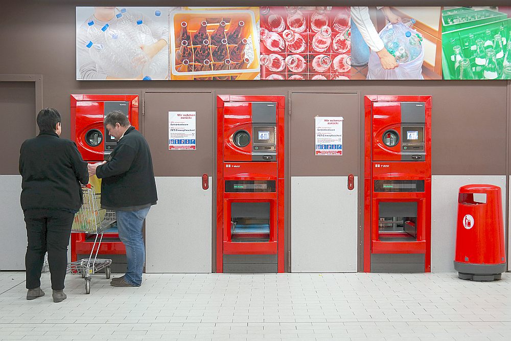 Vācijā, kur konteineru sistēmas ir jau 20 gadus, cilvēki apzinīgi šķiro atkritumus, bet pudeļu depozītu popularitāte krītas.