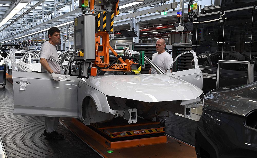 Strādnieki komplektē “Audi” rūpnīcā Igolštatē. Vācijas autobūvē strādā vairāk nekā 800 tūkstoši, kuru darba vietas varētu ietekmēt ASV lēmums paaugstināt ievedmuitu.