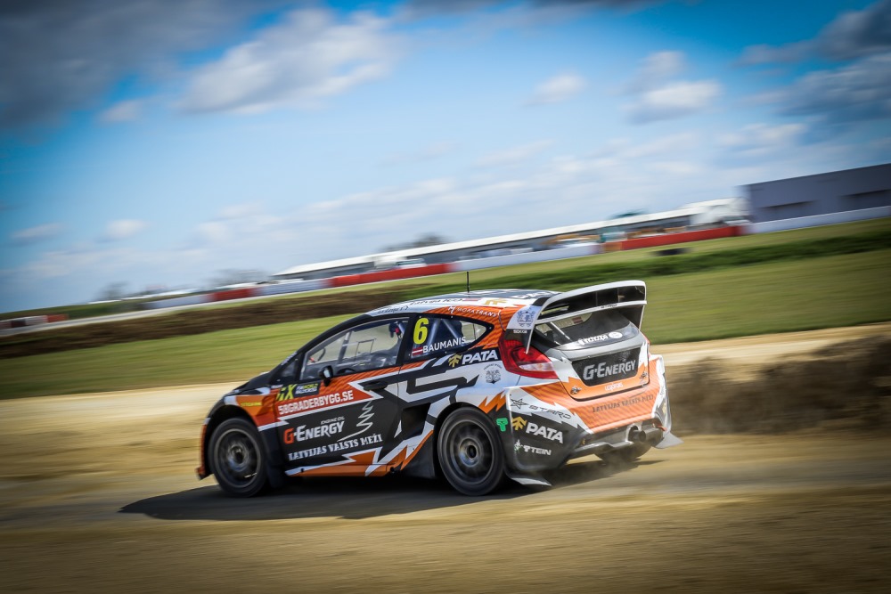 Autosportists Jānis Baumanis sacīkstēs.