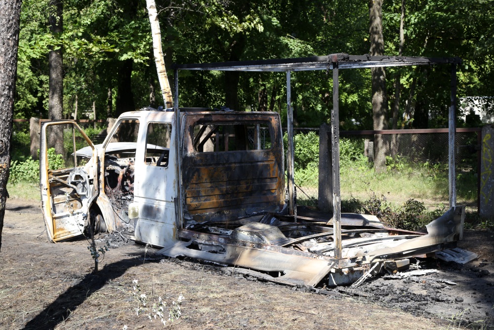 Ar administatora un advokāta Mārtiņu Bunkus slepkavību saistītais auto, kas tika atrasts sadedzināts aiz Rīgas Krematorijas, 30.05.2018.