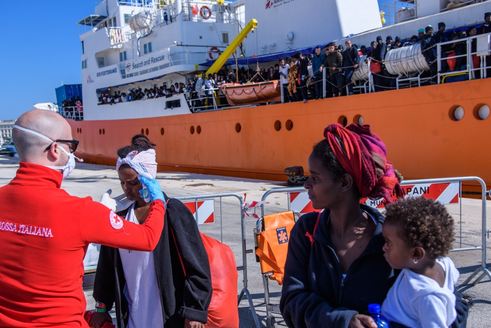 Ilustratīvs foto. Imigranti ierodas Itālijā, 2018.