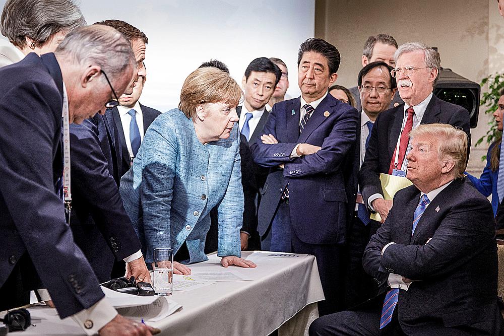 Apspriežot G7 samita nobeiguma paziņojumu, ASV prezidenta Donalda Trampa (sēž no labās) nostāja bija pretēja Vācijas kancleres Angelas Merkeles, Francijas prezidenta Emanuela Makrona, Kanādas premjera Džastina Trudo, Britānijas premjeres Terēzes Mejas, Japānas premjera Sinzo Abes un Itālijas premjera Džuzepes Kontes viedoklim.