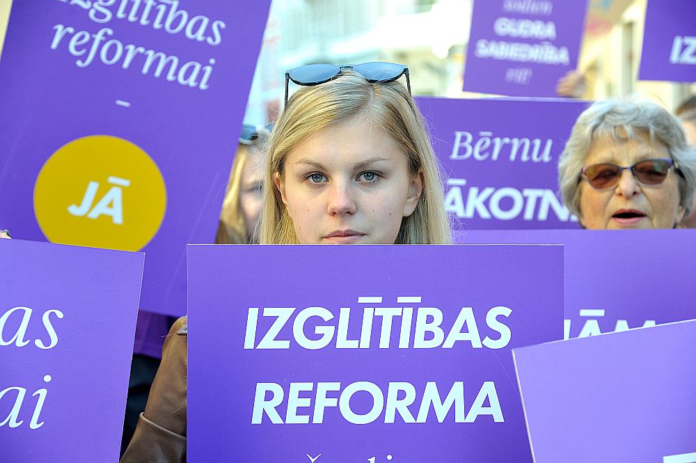 Protesta akcijā pie Saeimas piketētāji pauda viedokli, ka nedrīkst atlikt izglītības reformu vēl uz gadu.