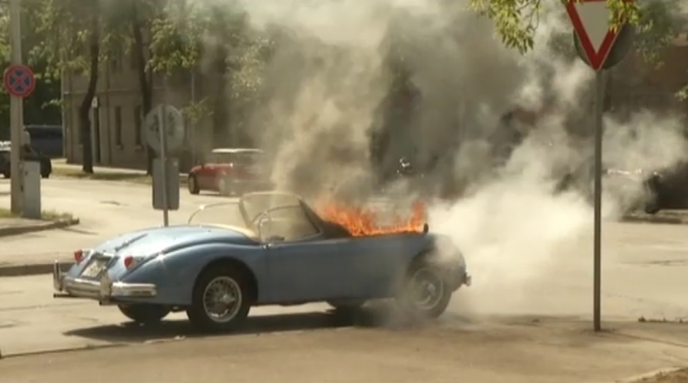 Rīgas centrā nodeg ekskluzīvs 1959.gada “Jaguar” kabriolets, 22.06.2018.