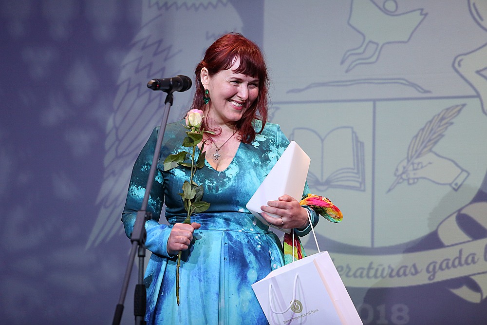 Andra Manfelde, šogad saņemot Latvijas Literatūras gada balvu par grāmatu bērniem “Kurš no mums lidos?”.