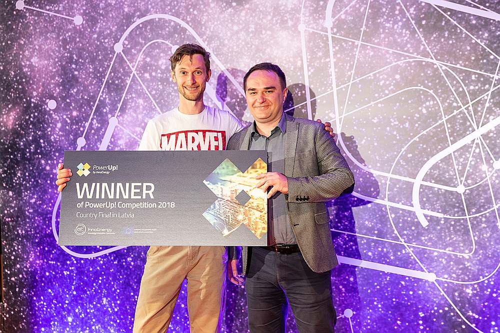 “Inno Energy” pārstāvis, žūrijas priekšsēdētājs Mihals Bajda (no labās) nupat pasniedzis “PowerUp!” uzvarētāja balvu Viesturam Šeļmanovam-Plešam.