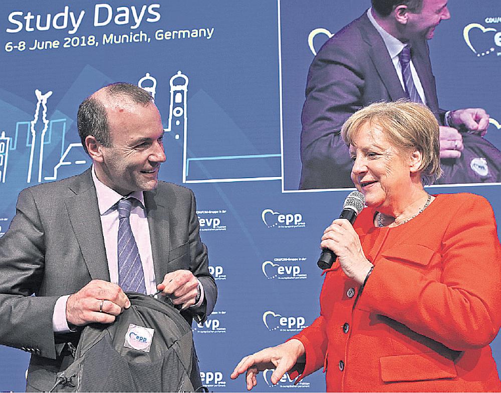 Vācijas kanclere Angela Merkele Eiropas Tautas partijas (ETP) grupas domnīcā kopā ar ETP grupas priekšsēdētāju Manfredu Vēberu, kurš izvirzījis mērķi kļūt par Eiropas Komisijas priekšsēdētāju.