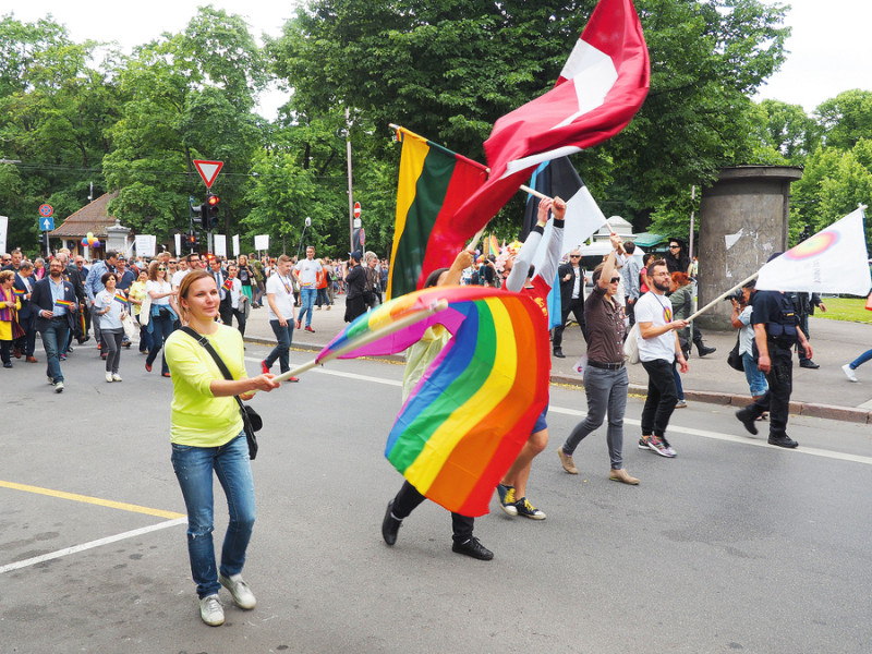 “Eiro praidā” Rīgā 2015. gadā. Amerikāņa Gilberta Beikera 1978. gadā radītais astoņu krāsu karogs kļuvis par LGBT kustības un tās atbalstītāju simbolu. Sarkanā krāsa simbolizē dzīvi, oranžā – dziedināšanu, dzeltenā – saules gaismu, zaļā – dabu, tirkīza – mākslu, indigo – rāmumu, rozā – seksualitāti un violetā – garu.
