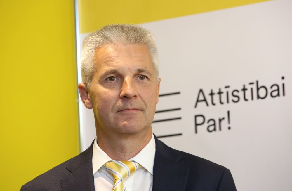 Eiropas Parlamenta deputāts, politiskās apvienības “Attīstībai/Par!” biedrs Artis Pabriks piedalās preses konferencē, kurā informē par aiziešanu no “Vienotības” un pievienošanos apvienībai “Attīstībai/Par!”.