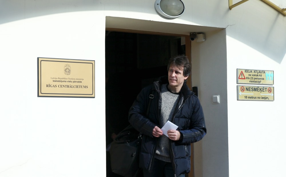Arhīva foto. Kukuļņemšanā apsūdzēto Uģi Magoni izlaiž no Rīgas Centrālcietuma, 12.10.2015.