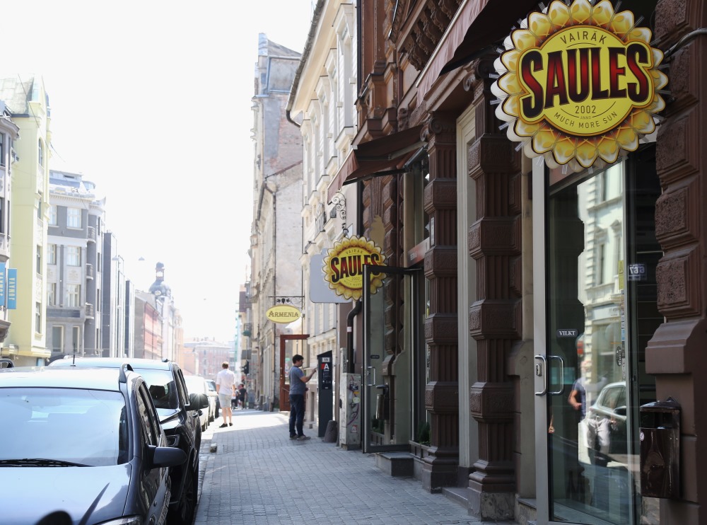 Restorāns “Vairāk saules” Rīgā, Dzirnavu ielā.