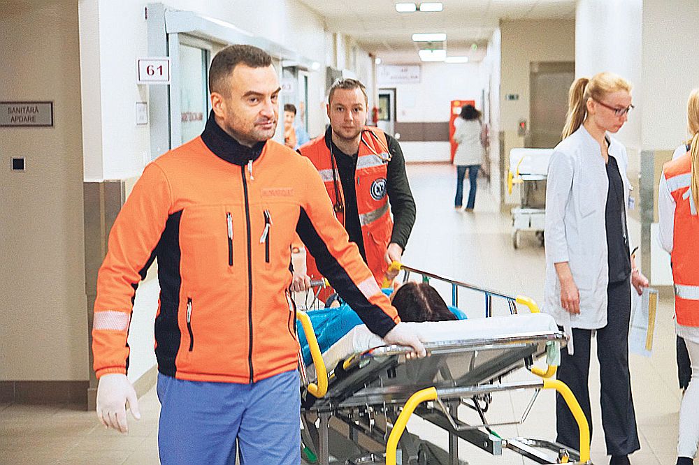 Ātrās palīdzības mediķi brīdina uzņemšanas nodaļu par pacientu ar akūtu insultu.