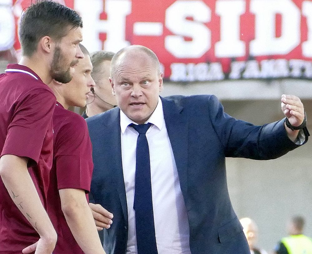 Miksu Pātelainens spēles vada enerģiski un cenšas futbolistus motivēt pašaizliedzīgai cīņai jebkurā situācijā.